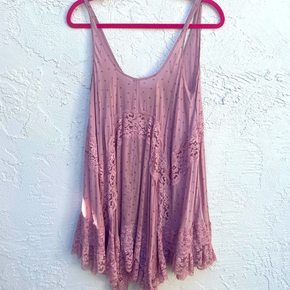 Gorgeous pink free people dress 🎀  perfect to throw over a bikini this summer!